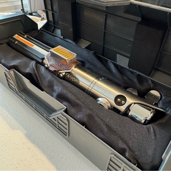 Reforged Luke Skywalker Legacy LIGHTSABER Hilt - Star Wars: Galaxy's Edge - Picture 5 of 14